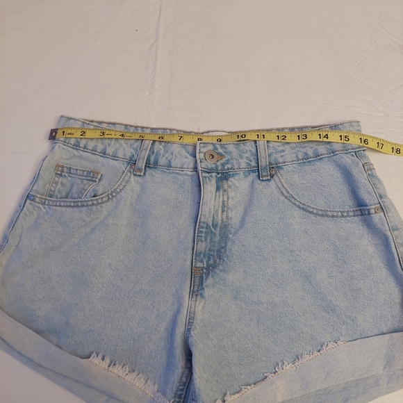 Cotton On Light Wash Rigid Denim Cut Off Mid Rise Relaxed Jean Shorts Size 6 - Picture 7 of 12